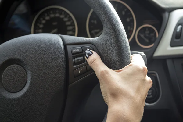 La mano de una chica en un coche — Foto de Stock