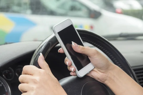 La chica al volante de un coche — Foto de Stock