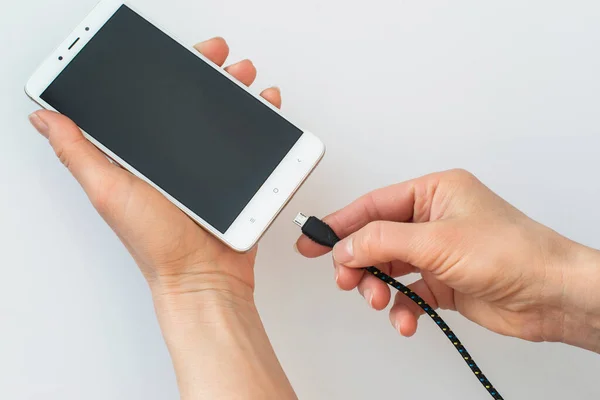 connecting a mobile phone to the charging wire