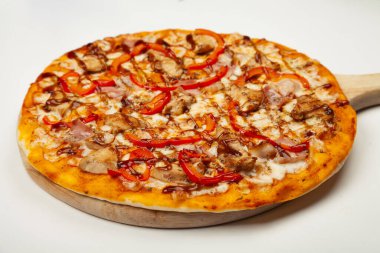 Pastırmalı ve tavuklu lezzetli pizza ahşap bir tabakta servis ediliyor, malzemeler imzalı sos, mozzarella peyniri, teriyaki tavuğu, domuz pastırması, Bulgar biberi, beyaz Teriyaki sosu..