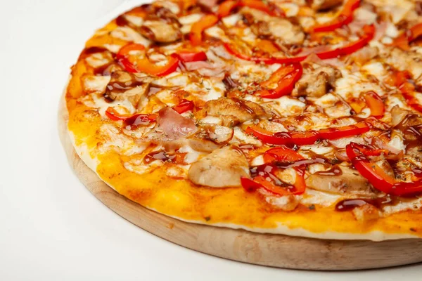 Pastırmalı ve tavuklu lezzetli pizza ahşap bir tabakta servis ediliyor, malzemeler imzalı sos, mozzarella peyniri, teriyaki tavuğu, domuz pastırması, Bulgar biberi, beyaz Teriyaki sosu..
