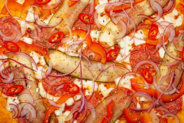 Lezzetli bir pizza çeşnisi ahşap tabakta servis edilen baharatlı biber. İmza sosu, mozzarella peyniri, sucuk, salatalık turşusu, dolma biber, kırmızı soğan, kırmızı biber..