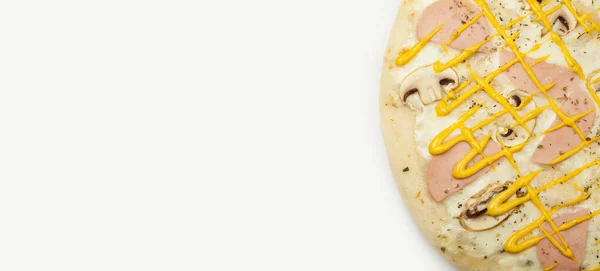 Deliciosos Cogumelos Presunto Pizza Servidos Prato Madeira Ingredientes Molho Assinatura — Fotografia de Stock