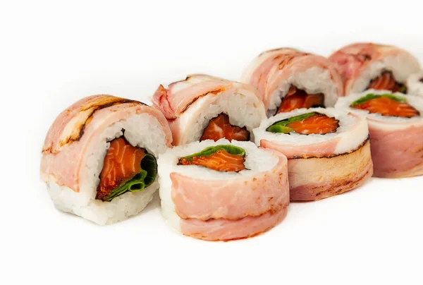 Sushi rolka se slaninou a lososem na bílém pozadí, ingredience opečená slanina, losos, cibule, jikry, ledová omáčka, rýže, nori. Tradiční japonské jídlo. Pro jídelní lístek restaurace. — Stock fotografie