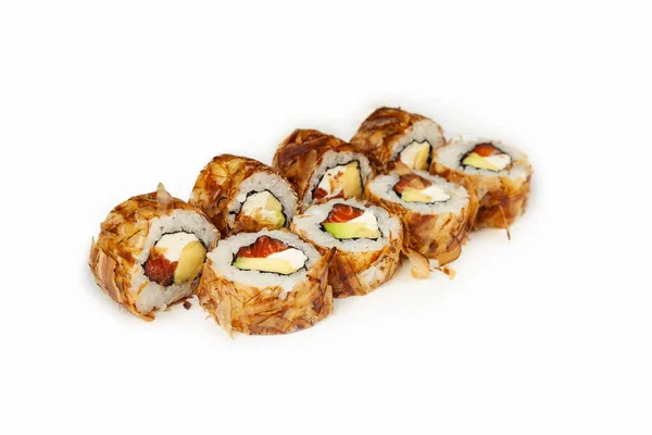 Rollo de sushi Bonito con salmón sobre fondo blanco, ingredientes Salmón, queso crema, aguacate, patatas fritas de atún, arroz, nori. Comida tradicional japonesa. Para el menú del restaurante. — Foto de Stock