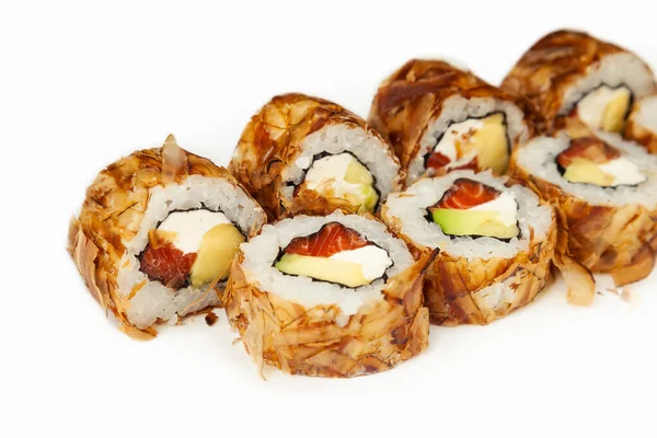 Sushi roll Bonito met gerookte zalm op een witte achtergrond, ingrediënten gerookte zalm, roomkaas, avocado, tonijn chips, rijst, nori. Traditioneel Japans eten. Voor het menu van het restaurant. — Stockfoto