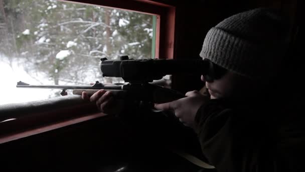 Ormanda Avlanmak Için Gözlem Kulesinde Silahlı Bir Avcı Bir Adam — Stok video