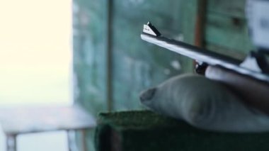 Silahtan çıkan bir mermi, tüfeğin namlusundan çıkan bir mermi görünür. Ateşli silahlar devrede.