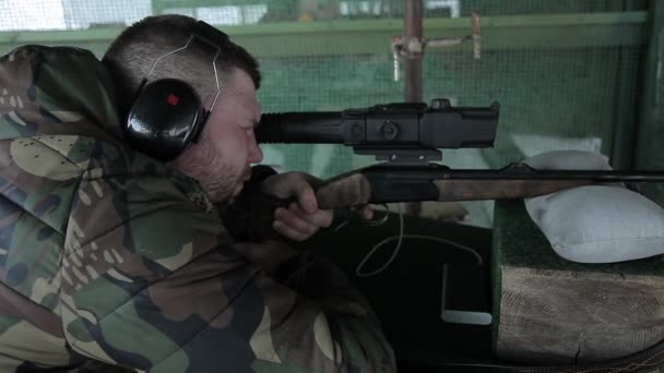 Αρσενικό Κυνηγός Shooter Παίρνει Στόχο Κοιτάζοντας Μέσα Από Θέαμα Προπόνηση — Αρχείο Βίντεο