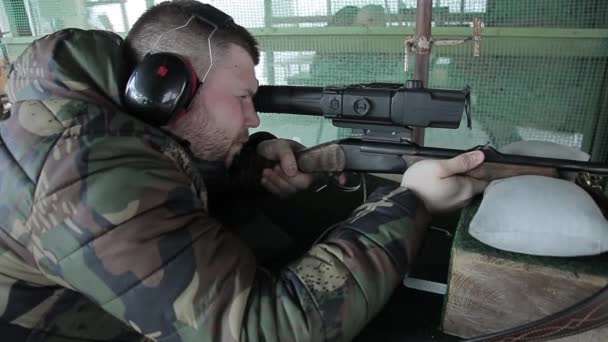 Hombre Tirador Cazador Apunta Mirando Través Vista Entrenamiento Tiro Campo — Vídeo de stock