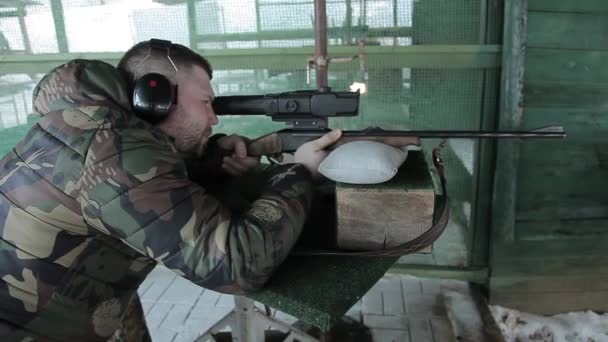 Hombre Tirador Cazador Apunta Mirando Través Vista Entrenamiento Tiro Campo — Vídeos de Stock