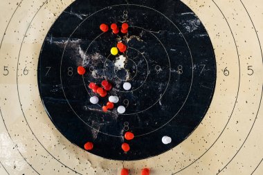 Hedef iğnelerle işaretlendi. Renkli iğneler, tetikçilerin silahtan vurduğu paneldeki hedefi gösteriyor..