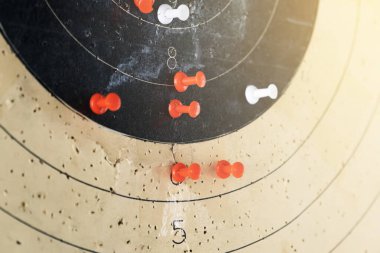 Hedef iğnelerle işaretlendi. Renkli iğneler, tetikçilerin silahtan vurduğu paneldeki hedefi gösteriyor.