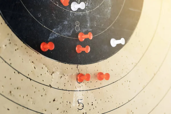 Hedef iğnelerle işaretlendi. Renkli iğneler, tetikçilerin silahtan vurduğu paneldeki hedefi gösteriyor.