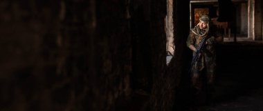 AK-47 ile Orta Doğulu ciddi bir adamın portresi.