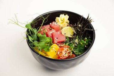 Kasede ton balıklı salata. Taze ton balığı, kiraz domatesleri, marine edilmiş yosun, pirinç, takuan, Ponzu sosu, Teriyaki sosu, nori, susam tohumu, kireç, kişniş. Asya deniz ürünleri salatası konsepti.