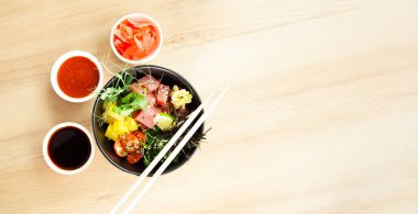 Kasede ton balıklı salata. Taze ton balığı, kiraz domatesleri, marine edilmiş yosun, pirinç, takuan, Ponzu sosu, Teriyaki sosu, nori, susam tohumu, kireç, kişniş. Asya deniz ürünleri salatası konsepti.