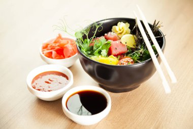 Kasede ton balıklı salata. Taze ton balığı, kiraz domatesleri, marine edilmiş yosun, pirinç, takuan, Ponzu sosu, Teriyaki sosu, nori, susam tohumu, kireç, kişniş. Asya deniz ürünleri salatası konsepti.