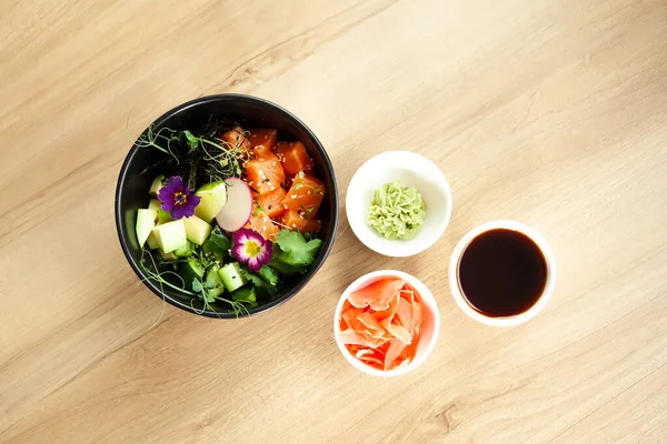 Poke Salade Met Zalm Een Kom Naast Wasabi Gember Ingrediënten — Stockfoto