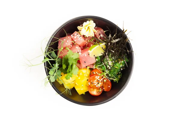 Kasede ton balıklı salata. Taze ton balığı, kiraz domatesleri, marine edilmiş yosun, pirinç, takuan, Ponzu sosu, Teriyaki sosu, nori, susam tohumu, kireç, kişniş. Asya deniz ürünleri salatası konsepti