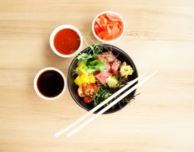 Kasede ton balıklı salata. Taze ton balığı, kiraz domatesleri, marine edilmiş yosun, pirinç, takuan, Ponzu sosu, Teriyaki sosu, nori, susam tohumu, kireç, kişniş. Asya deniz ürünleri salatası konsepti