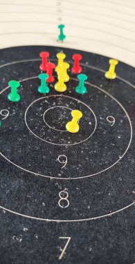 İş hayatında bir amaca ulaşmak. Renkli iğneli hedef.