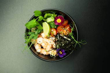 Kasede karidesli salata. İçindekiler: Karides, ıspanak, kiraz, domates, pirinç, salatalık, soya-zencefil sosu, baharat sosu, nori, susam, limon, kişniş. Asya deniz ürünleri salatası konsepti