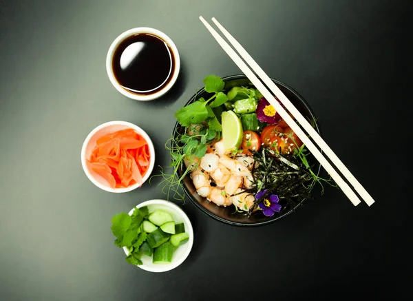 Салат Креветками Чаші Інгредієнти Shrimp Покритий Шпинат Вишневі Помідори Рис — стокове фото