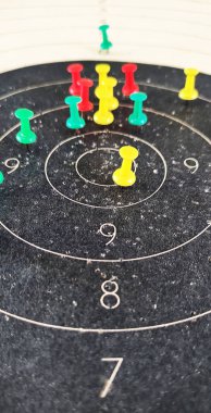 İş hayatında bir amaca ulaşmak. Renkli iğneli hedef.