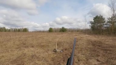 Avcı bir sülünü silahla vuruyor. Tüfekle ateş eden ilk kişi. Bir adam kuş avlar.