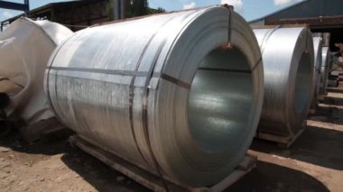 Paslanmaz çelik rulo. Depoda çelik levhalar var. Bir fabrikada metal borular ve borular üretmek için galvanize çelik levha rulosu..