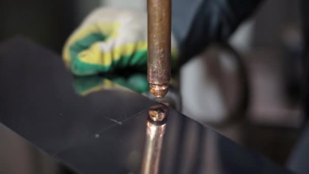Vleklasmachine. Een arbeider lassen een roestvrij staalplaat op een spot lasser. Spot lasmachine in een fabriek in een industrie. De operator werkt met puntlassen van auto-onderdelen. — Stockvideo