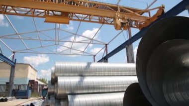 Havalandırma borusu deposu. Çelik borular, bir depoda endüstriyel havalandırma sistemi için havalandırma boruları. Endüstriyel hava yolu havalandırma ekipmanları ve boru sistemleri