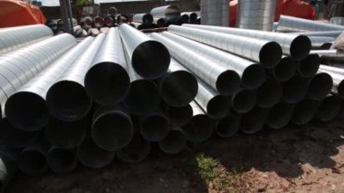 Havalandırma borusu deposu. Çelik borular, bir depoda endüstriyel havalandırma sistemi için havalandırma boruları. Endüstriyel hava yolu havalandırma ekipmanları ve boru sistemleri