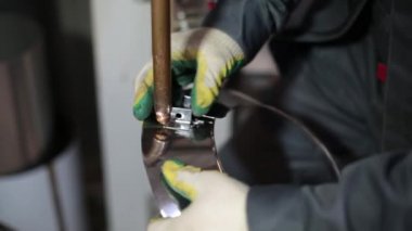 Leke kaynak makinesi. Bir işçi endüstriyel bir fabrikadaki lekesiz bir çelik levhayı kaynak yapar. Santral havalandırma ve olukların kaynaklı imalatıyla çalışıyor..