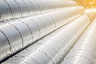 Havalandırma borusu deposu. Çelik borular, bir depoda endüstriyel havalandırma sistemi için havalandırma boruları. Endüstriyel hava yolu havalandırma ekipmanları ve boru sistemleri.