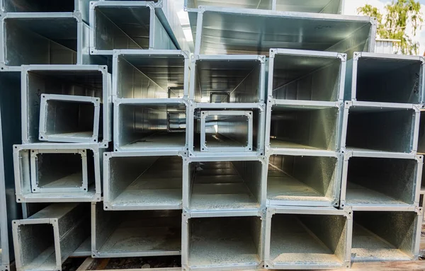 Havalandırma borusu deposu. Çelik borular, bir depoda endüstriyel havalandırma sistemi için havalandırma boruları. Endüstriyel hava yolu havalandırma ekipmanları ve boru sistemleri.