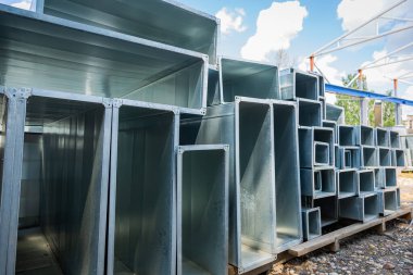 Havalandırma boruları kare ve dikdörtgendir. Çelik borular, bir depoda endüstriyel havalandırma sistemi için havalandırma boruları. Endüstriyel havalandırma ekipmanları