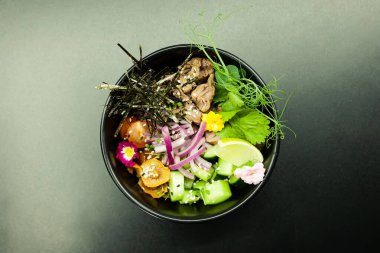 Kasede biftekli salata. Bileşenler: Biftek, Nameko mantarı, kiraz domatesleri, pilav, salatalık, kırmızı soğan, Kim Chi sosu, Ponzu sosu, nori, susam tohumu, kişniş, kireç. Asya salatası konsepti.