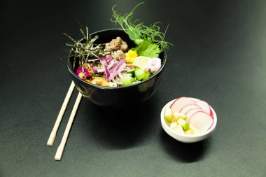 Kasede biftekli salata. Bileşenler: Biftek, Nameko mantarı, kiraz domatesleri, pilav, salatalık, kırmızı soğan, Kim Chi sosu, Ponzu sosu, nori, susam tohumu, kişniş, kireç. Asya salatası konsepti.