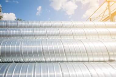 Mavi gökyüzüne karşı havalandırma boruları. Çelik borular, bir depoda endüstriyel havalandırma sistemi için havalandırma boruları. Endüstriyel havalandırma ekipmanları