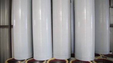 Baca boru deposu. Metal bacalar, yalıtımlı paslanmaz çelik. Depodaki paslanmaz çelikten yapılmış baca borusu..