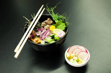 Kasede biftekli salata. Bileşenler: Biftek, Nameko mantarı, kiraz domatesleri, pilav, salatalık, kırmızı soğan, Kim Chi sosu, Ponzu sosu, nori, susam tohumu, kişniş, kireç. Asya salatası konsepti.