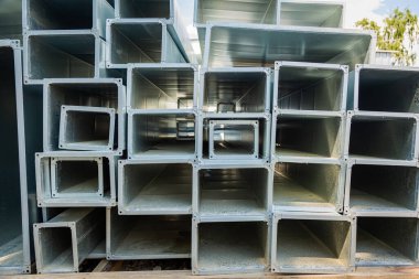 Havalandırma boruları kare ve dikdörtgendir. Çelik borular, bir depoda endüstriyel havalandırma sistemi için havalandırma boruları. Endüstriyel havalandırma ekipmanları.