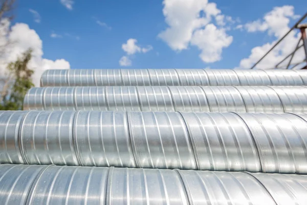 在蓝天的映衬下通气管.钢管，用于在仓库中建造工业空调系统的风管的零件。工业通风设备. — 图库照片