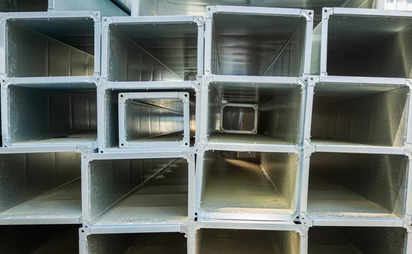 Havalandırma boruları kare ve dikdörtgendir. Çelik borular, bir depoda endüstriyel havalandırma sistemi için havalandırma boruları. Endüstriyel havalandırma ekipmanları.