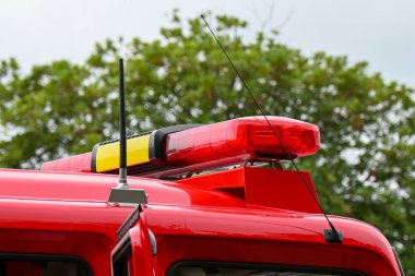 İtfaiye aracının çatısında kırmızı ışık yanıyor.