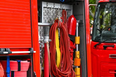İtfaiye aracı ipi ve hortumu yakından çek.