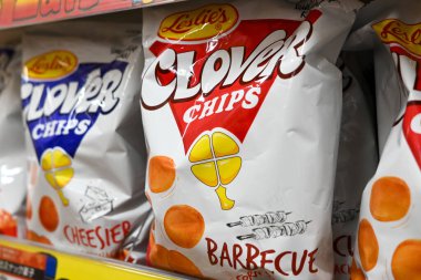 Market rafında Filipinler 'den Clover Chips atıştırması.