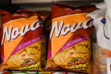 Nova Multigrain Atıştırmalıkları bir marketin rafında..